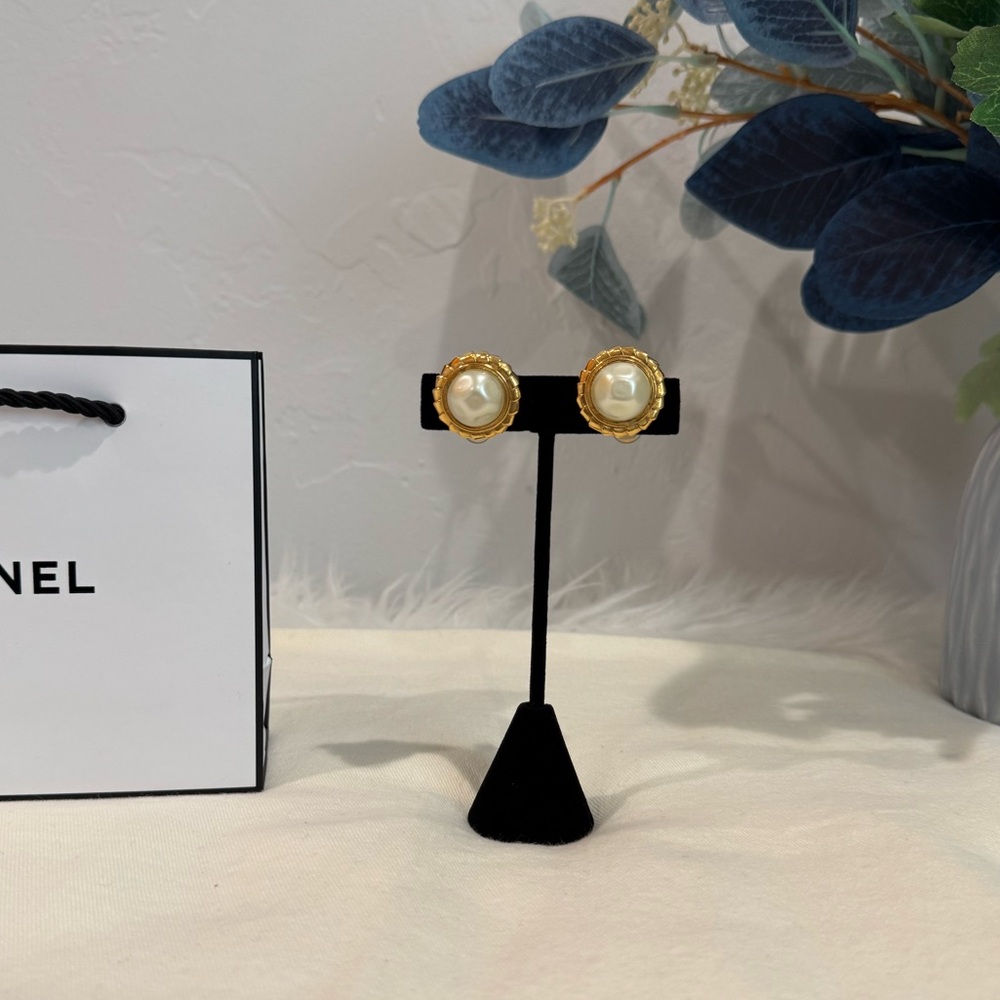 SOLD‼️Chanel 1980s Faux Pearl Button Clip-On Vintage Earrings - Picture 2 of 16